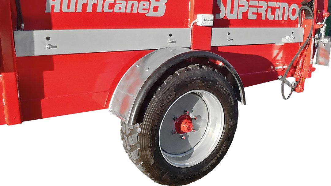 The lateral repeater control for lifting the door and rotating the belt located on the side of the machine allows you to optimise loading operations (Optional).