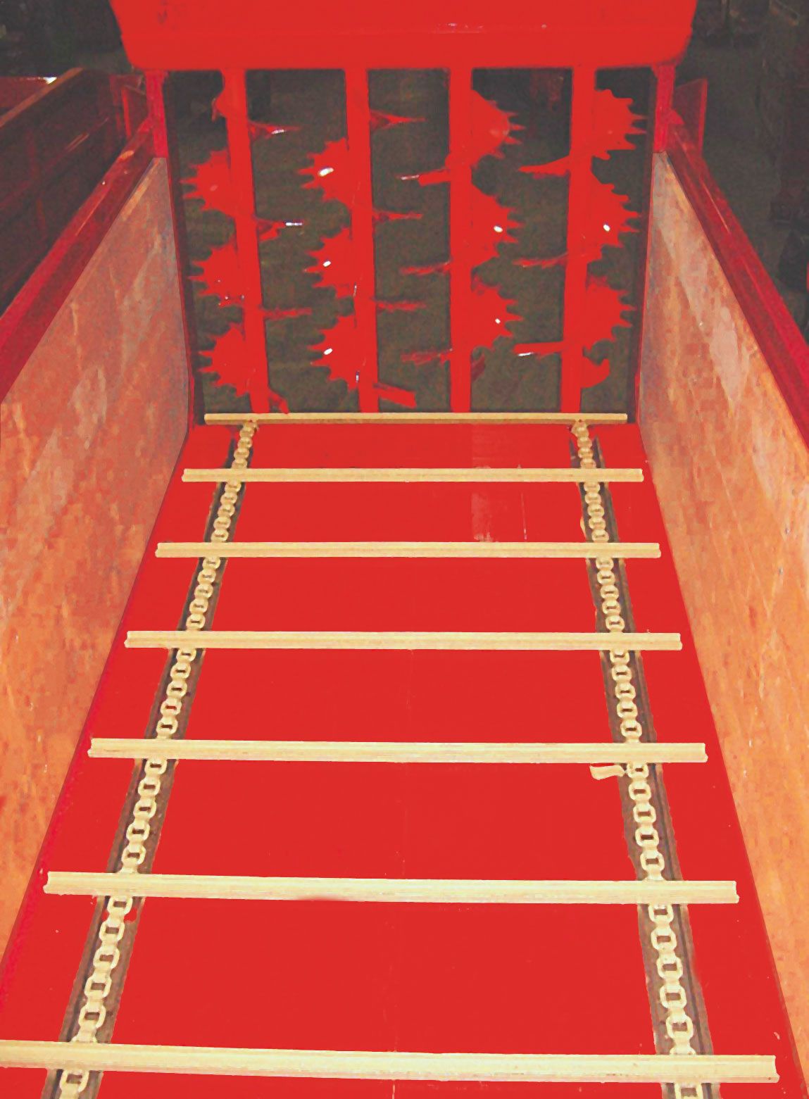 Pianale in legno con l’inserto delle due guide in acciaio inox e tappeto a due catene di serie su tutti i modelli