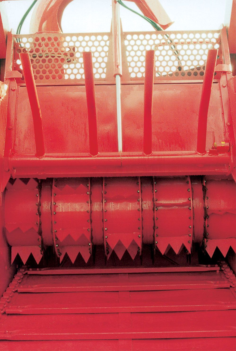 The hydraulic gate makes the machine more versatile and allows it to process loose products (sawdust, corn, rice husks).