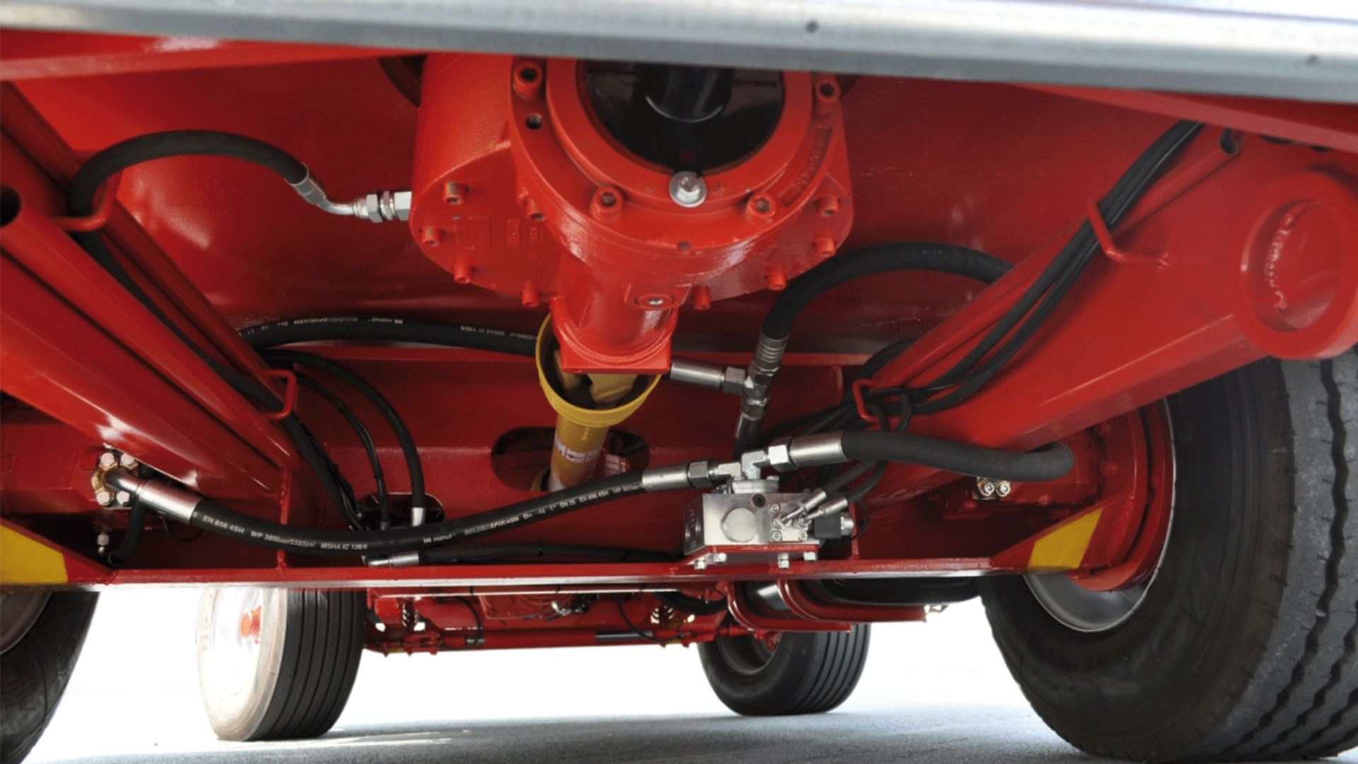 Due pompe idrauliche “Linde” una a sinistra, per la rotazione della fresa di carico e l’altra a destra per l’avanzamento idrostatico dell’assale posteriore.