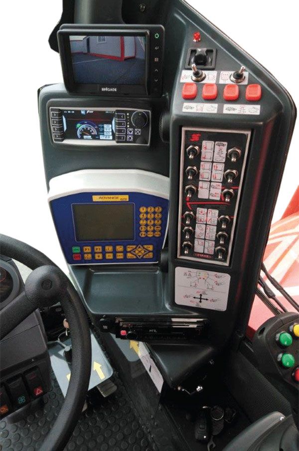 Vista del posto di guida:  marcia avanti a pedale, leva singola per i comandi principali.