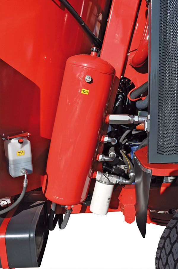 Serbatoio olio idraulico per tutte le funzioni della macchina.